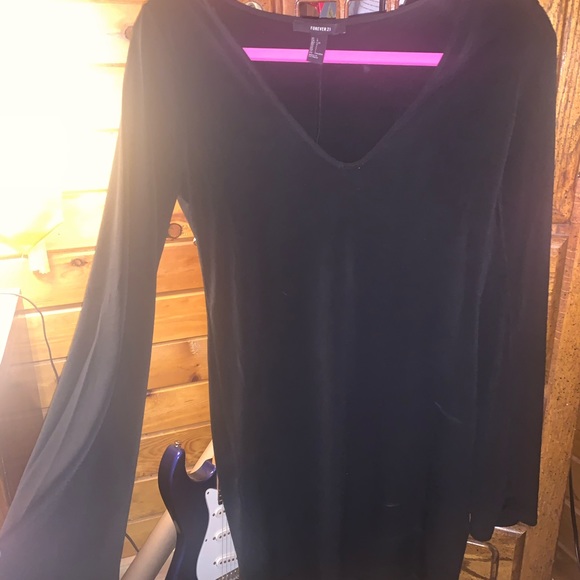 Bell sleeve black dress - Picture 2 of 3